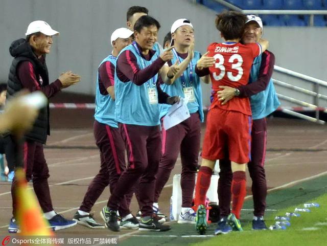 美女露尿口来摸